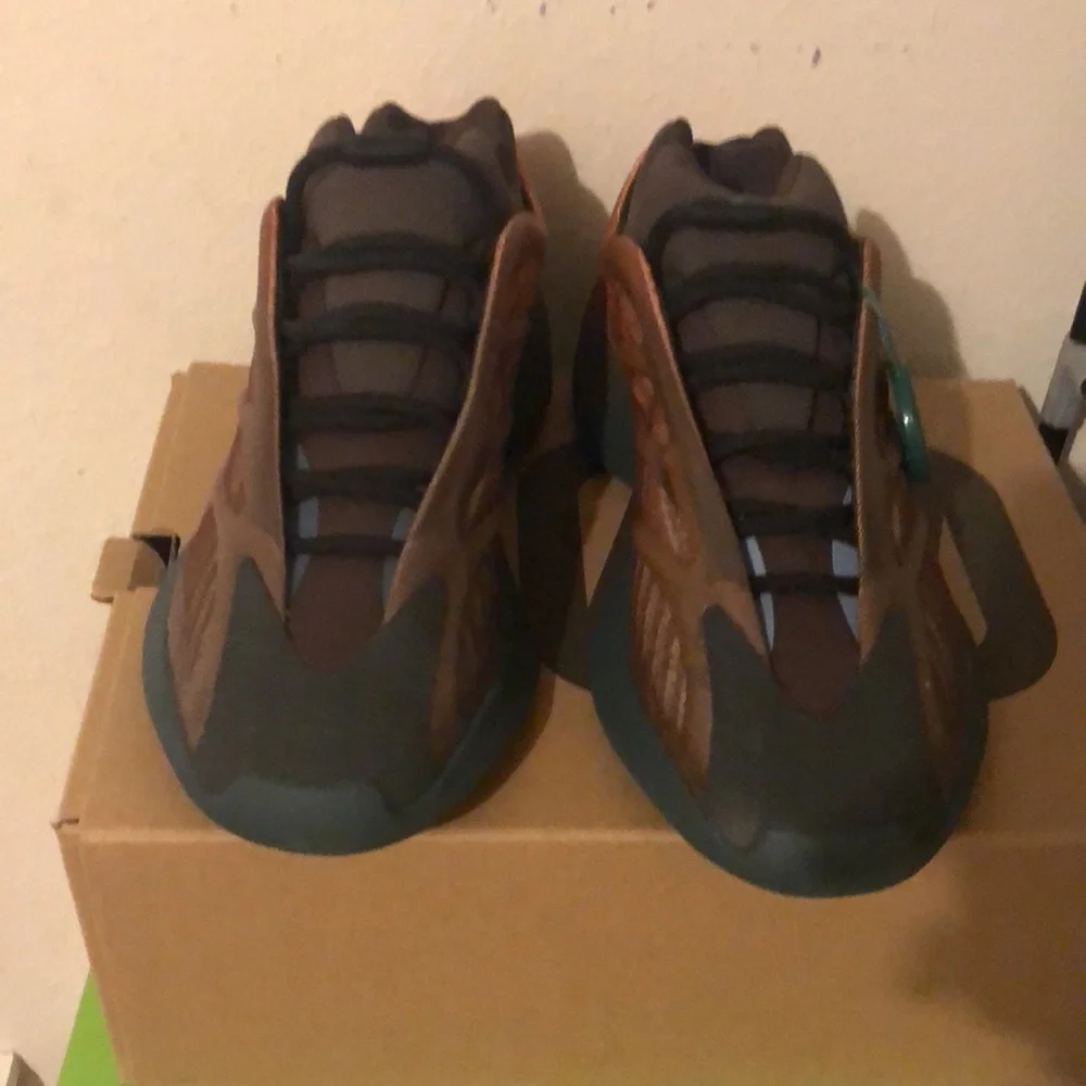 Yeezy 700 copper fade - Picture 2 of 3